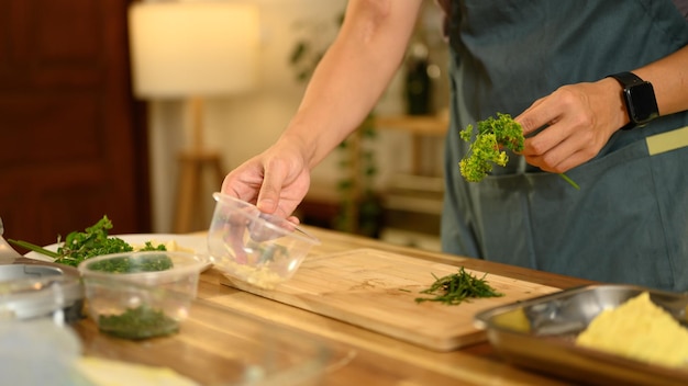 Bucătar pregătind ingrediente